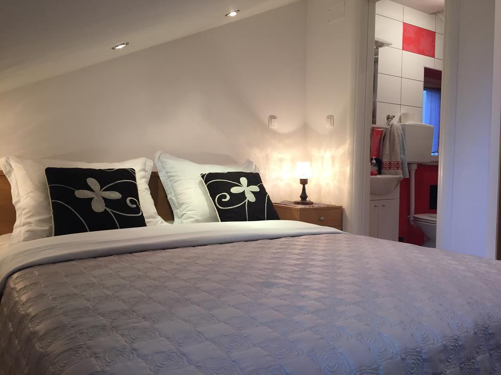 Apartments Toni Трогир Екстериор снимка